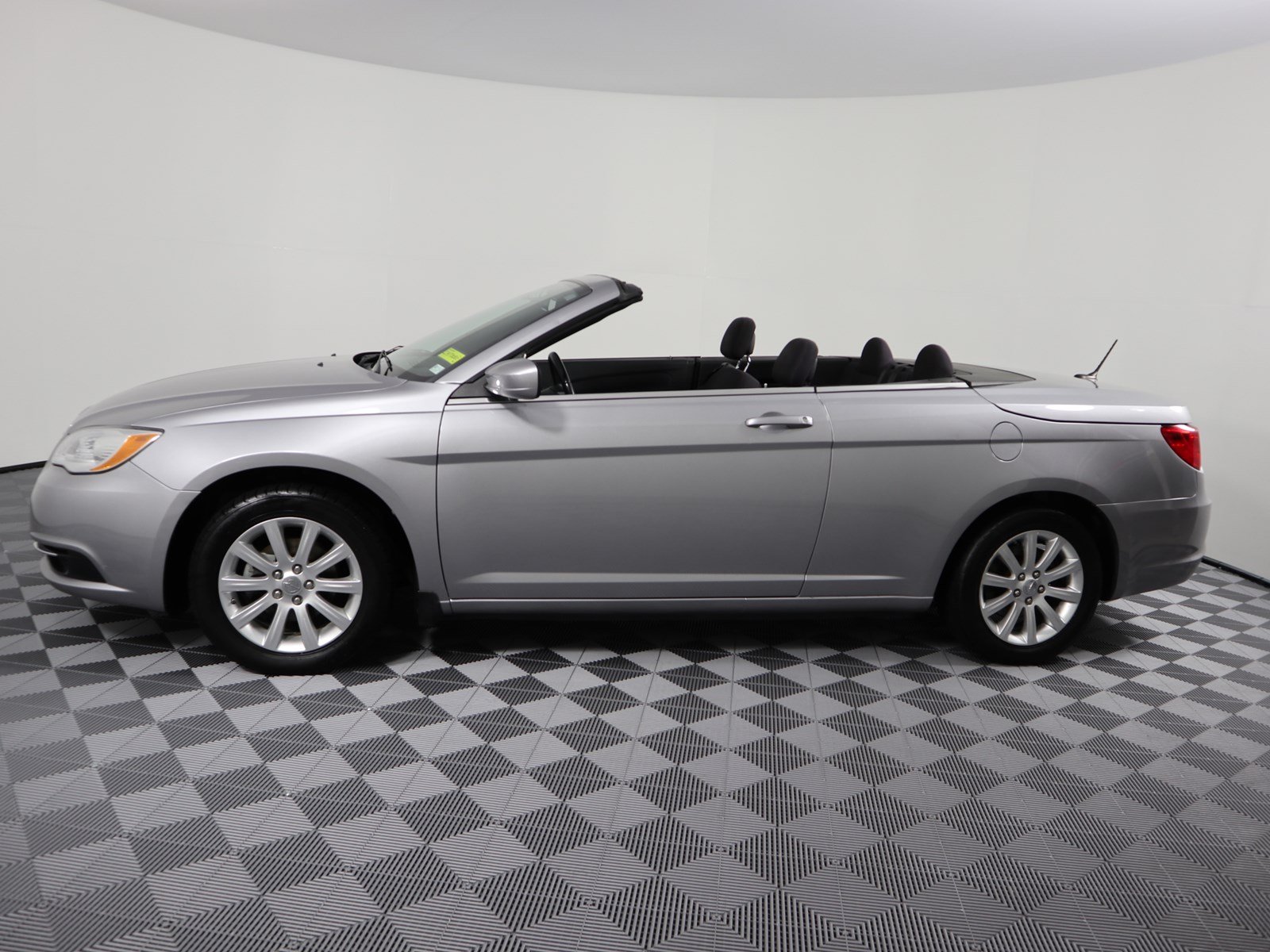 Pre-Owned 2013 Chrysler 200 Touring FWD Convertible